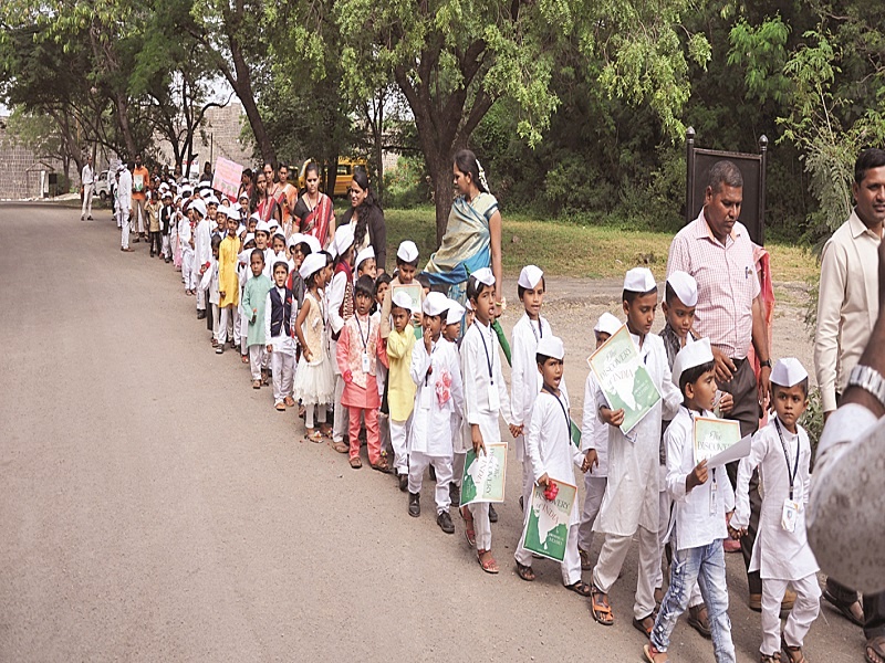 Bhoikot fort 'I too Nehru'; Thirty-three students made costumes | भूईकोट किल्ल्यात ‘मैं भी नेहरू’; तिनशे विद्यार्थ्यांनी केली वेशभूषा 