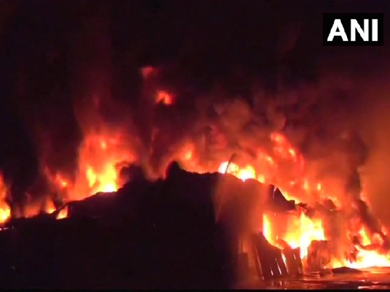 A huge fire in Godown in Bhiwandi's Gundavli area | भिवंडीमधील गुंदवली परिसरातील गोडाऊनला भीषण आग