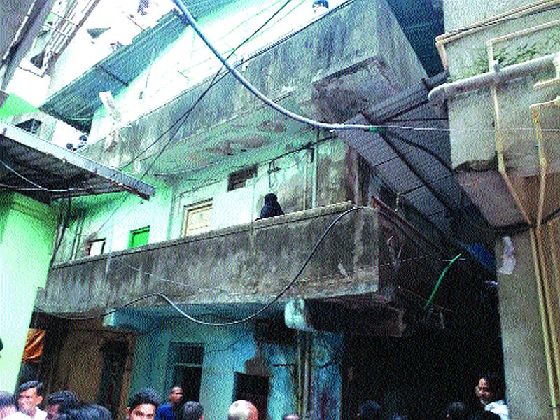 Dangerous building collapse in the ceiling | भिवंडीत धोकादायक इमारतीस तडे