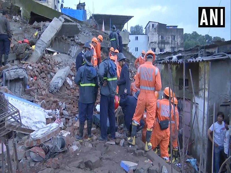 A four-storey building collapsed in Shanti Nagar area of Bhiwandi. 4 people have been rescued and several feared trapped | Video : भिवंडीत इमारत कोसळली; दोघांचा मृत्यू, बचावकार्य सुरू