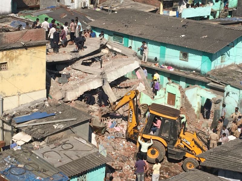 Four floors of a building collapsed in Bhiwandi, many feared trapped | भिवंडीमध्ये 3 मजली इमारत कोसळली : एकाचा मृत्यू, 3 जण जखमी
