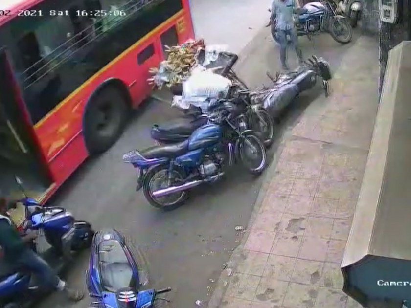 in bhiwandi hawker injured in accident after speedy bus hits his Handcart | VIDEO: हातगाडीला बसची जोरदार धडक; फेरीवाला १० फूट लांब उडाला