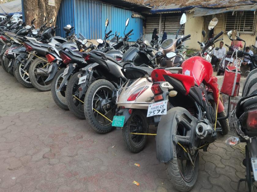 Bhiwandi taluka police action on hookah parlour 31 two-wheeler seized | भिवंडीत तालुका पोलिसांची हुक्का पार्लरवर कारवाई; ३१ दुचाकी जप्त