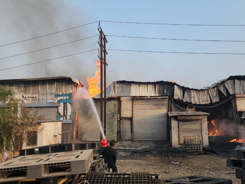 20 godowns gutted in Bhiwandi godown fire | भिवंडीत गोदामांना लागलेल्या आगीत 20 गोदामे जळून खाक