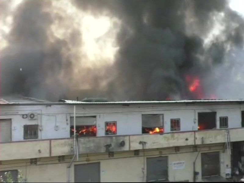 Fire breaks out in a godown in Bhiwandi | भिवंडीत भीषण आग; 11 गोदामं जळून खाक
