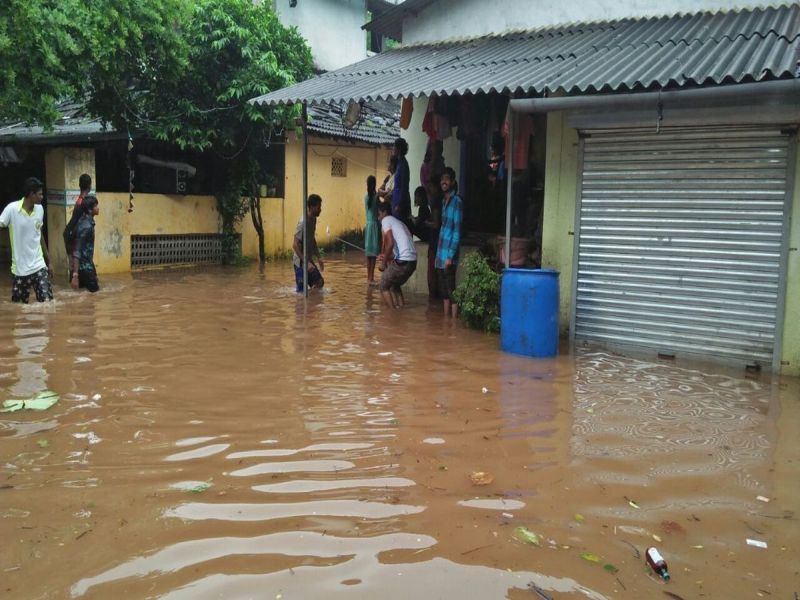 Floods of Tansa river in Bhiwandi, rain water generated in houses | भिवंडीतील तानसा नदीला आला पूर, घरांमध्ये शिरलं पावसाचं पाणी