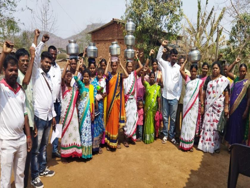 Handa morcha of laborers against water shortage in Bhiwandi at ten Gram Panchayats | भिवंडीतील पाणी टंचाई विरोधात श्रमजीवीचा दहा ग्राम पंचायतींवर 'हंडा मोर्चा'