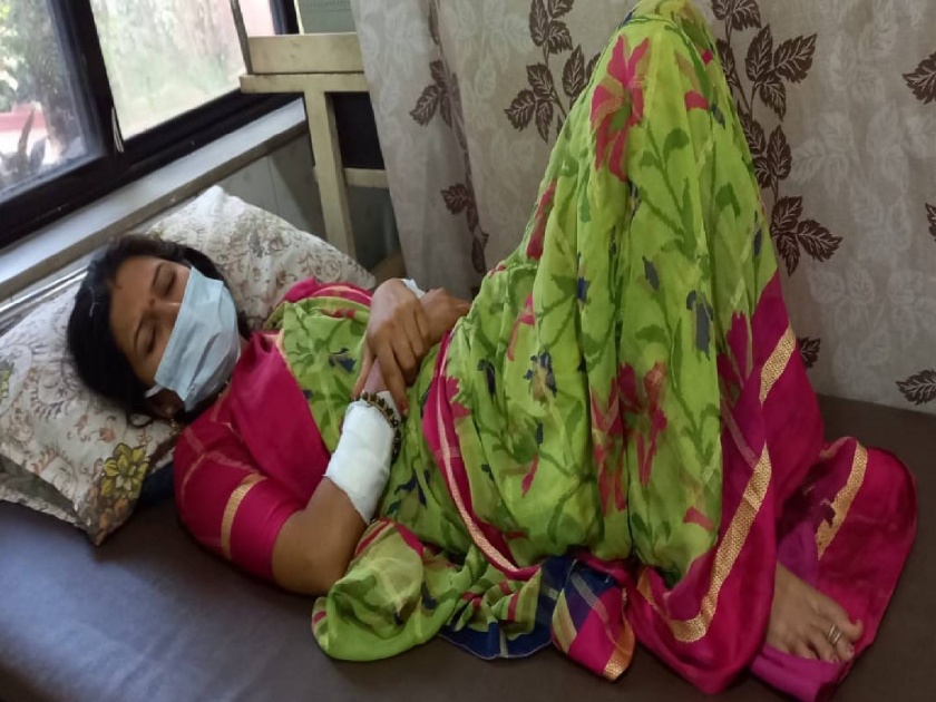 Deadly attack on Mahila Sarpanch Sahapati in Bhiwandi Gram Panchayat election dispute | निवडणुकीच्या वादातून महिला सरपंचासह पतीवर तलवारीने जीवघेणा हल्ला  