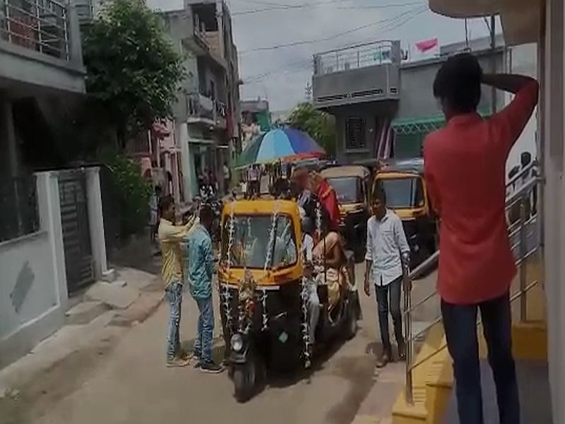 Autorickshaw went to Navaradwati and saw the crowd in the road | ऑटोरिक्षाने निघाली नवरदेवाची वरात, रिक्षांच्या रांगाच रांगा