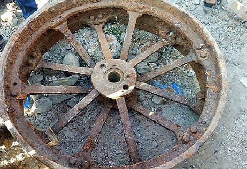 Ancient iron wheel found in fort beautification excavations in pauni bhandara | किल्ला सौंदर्यीकरणाच्या खोदकामात सापडले प्राचीन लोखंडी चाक