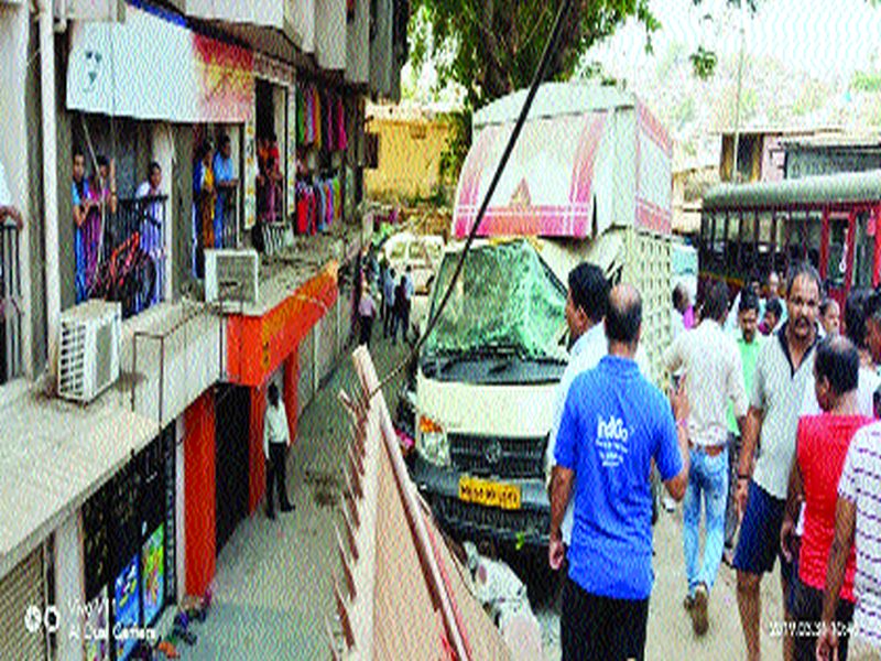 One killed in accident; 'It' for 15 minutes in blood thoras | भांडुपमध्ये अपघातात एकाचा मृत्यू; ‘तो’ १५ मिनिटे रक्ताच्या थारोळ्यात