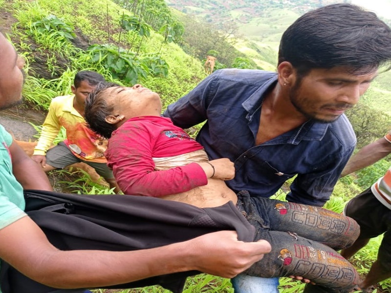 A 10-year-old boy slipped from Kenjal fort in the morning and survived in the valley with the help of villagers | भोरमध्ये केंजळ गडावरून पाय घसरत १० वर्षीय मुलगा दरीत, ग्रामस्थांच्या मदतीने वाचले प्राण