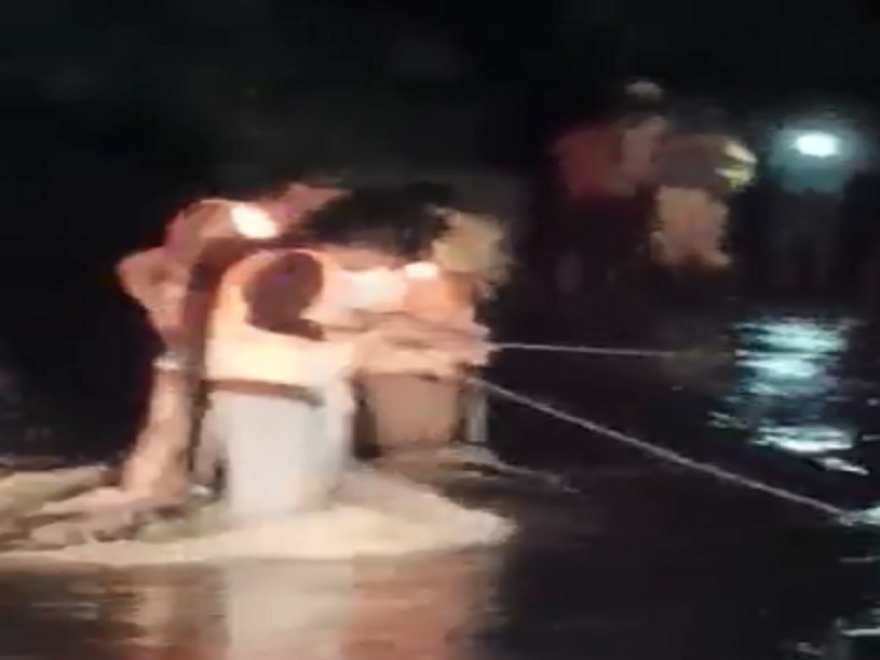 Success in rescuing two young men trapped in a flood; Sub-divisional officers jumped into the water to rescue | चक्क मध्यरात्री पुरात उतरले अधिकारी; अडकलेल्या दोघांना वाचवले, उपविभागीय अधिकाऱ्याचे धाडस