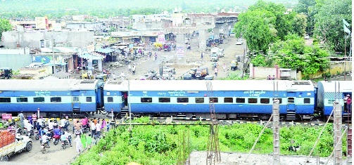 Train delay in the work of Bhokar flyover | भोकर उड्डाणपुलाच्या कामात रेल्वेची दिरंगाई