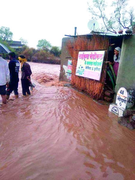  Rain fall in Bholane village in many houses | भोलाणे गावात पावसाचे पाणी शिरले अनेक घरात