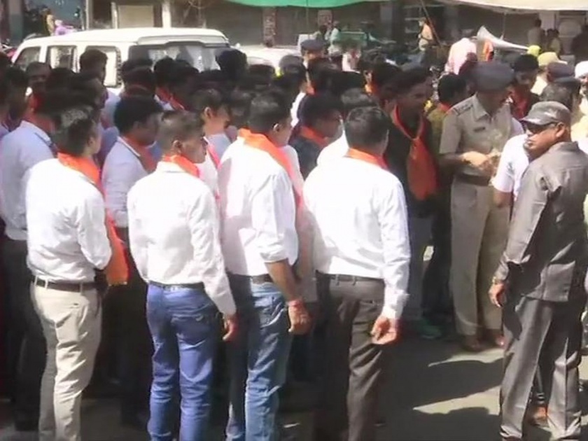 Police Personnel In Civil Uniform Seen Wearing Saffron Scarves in Digvijay Singhs Road show | दिग्विजय सिंह यांच्या रॅलीत 'भगवे' पोलीस; राजकीय वातावरण तापलं