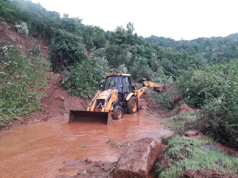 Heavy rains cause severe damage to agriculture in Bhor taluka! The stone bridge near Ambawade village was carried away | भोर तालुक्यात मुसळधार पावसाने शेतीचे मोठ्या प्रमाणावर नुकसान! आंबवडे गावाजवळील दगडी पूल गेला वाहून