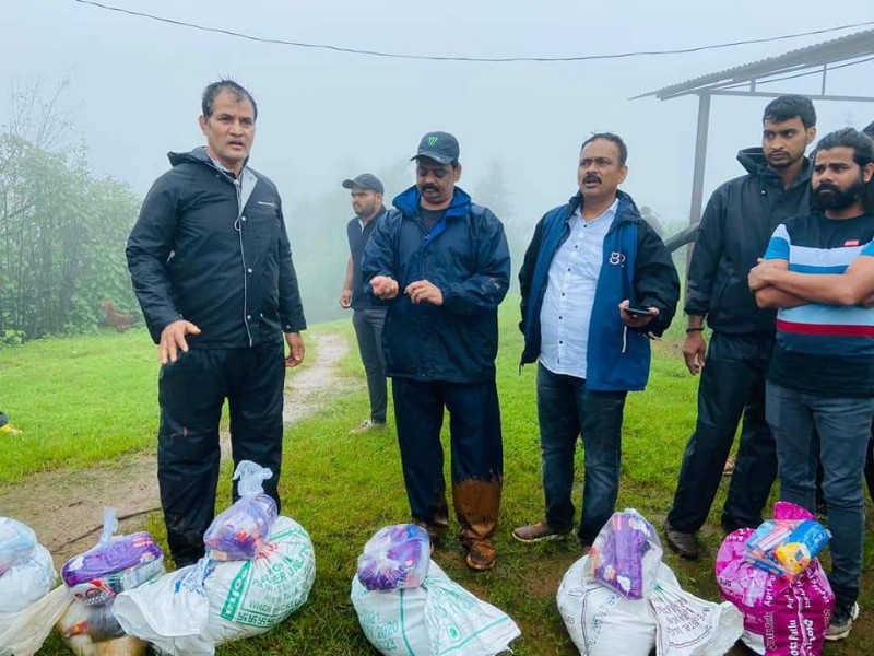 Ganesh Mandal built 18 km pipeline; Grain kits delivered to the flood victims in the morning | गणेश मंडळाने केली १८ किलोमीटरची पायपीट; भोरच्या पूरग्रस्तांना पोहोचवली धान्याची किट