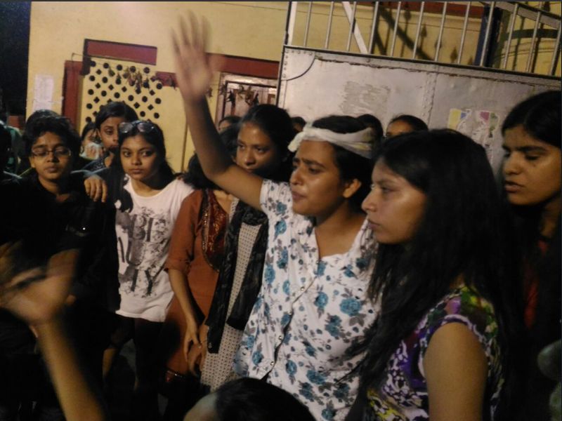 'Nowadays, the daughter is barred'; Banaras Hindu University police lathi charge: angry response | 'अबकी बार बेटी पर वार' ; बनारस हिंदू विद्यापीठातील पोलीस लाठीचार्जवर संतप्त प्रतिक्रिया
