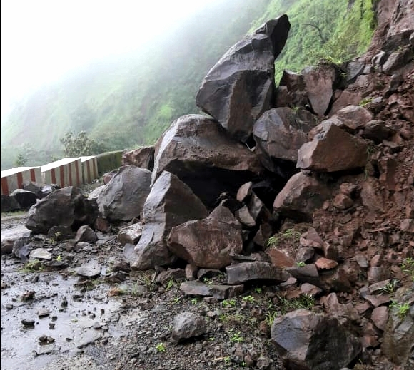 Sindhudurg: Bhababavada Ghatmarg jam, collapsed by traffic collapse, via Karol Ghat route | सिंधुदुर्ग : दरड कोसळून भुईबावडा घाटमार्ग ठप्प, वाहतूक करुळ घाटमार्गे 