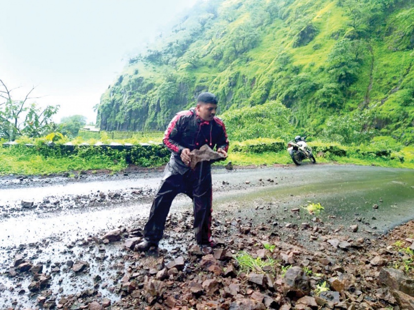 Bhuibawada deficit plummets | भुईबावडा घाटात दरड कोसळली, पोलिसांनी वाहतूक केली सुरळीत