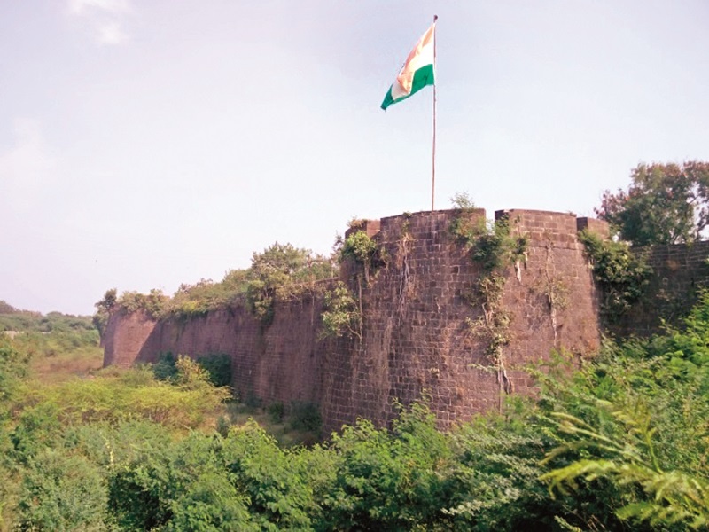 Development of Bhuikot fort into 'captive'; BJP provided only Rs 5 lakh for the five crore plan | भूईकोट किल्ल्याचा विकास ‘बंदीवासा’त; पाच कोटीच्या आराखड्याला भाजपने दिले फक्त ५० लाख