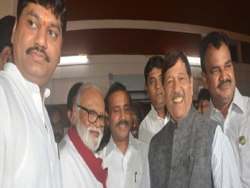 Nagpur Monsoon Session 2018 : NCP's new strength; Two years later, 'Dhadakabazar' came to the Legislative Assembly, Bhujbal | Nagpur Monsoon Session 2018 : राष्ट्रवादीला नवं बळ; दोन वर्षांनी विधानसभेत पोहोचले 'धडाकेबाज' भुजबळ