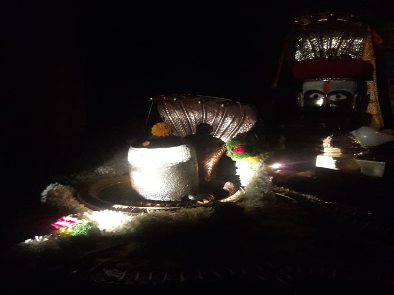 Suryanarayana took visit Bhuleeshwar god | सूर्यनारायणाने घेतले भुलेश्वराचे दर्शन , दुर्मिळ योग पाहण्यासाठी भाविकांची गर्दी 