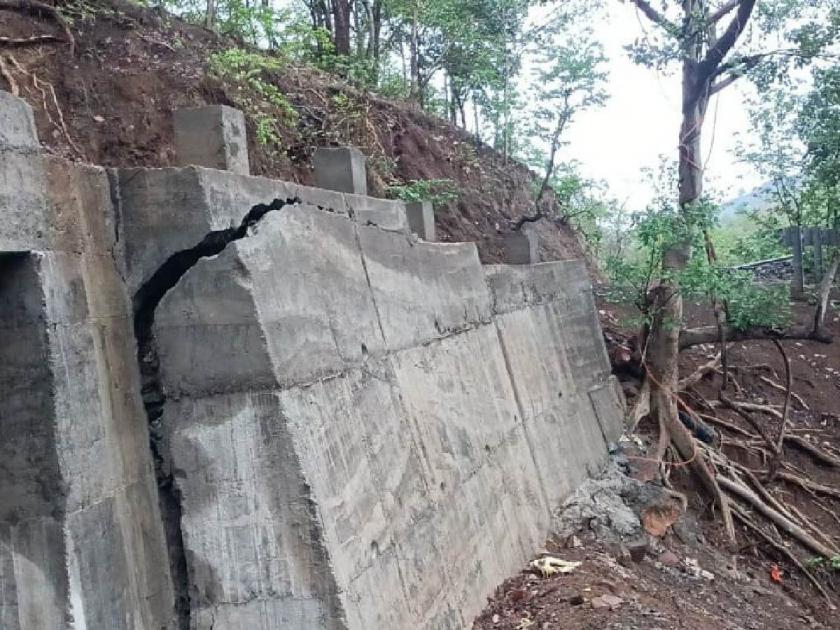 The bridge on the Molgi-Vadphali road in the remote area of Satpura was cracked within two months | सातपुड्याच्या दुर्गम भागात मोलगी-वडफळी रस्त्यावरच्या पुलाला दोन महिन्यातच तडा