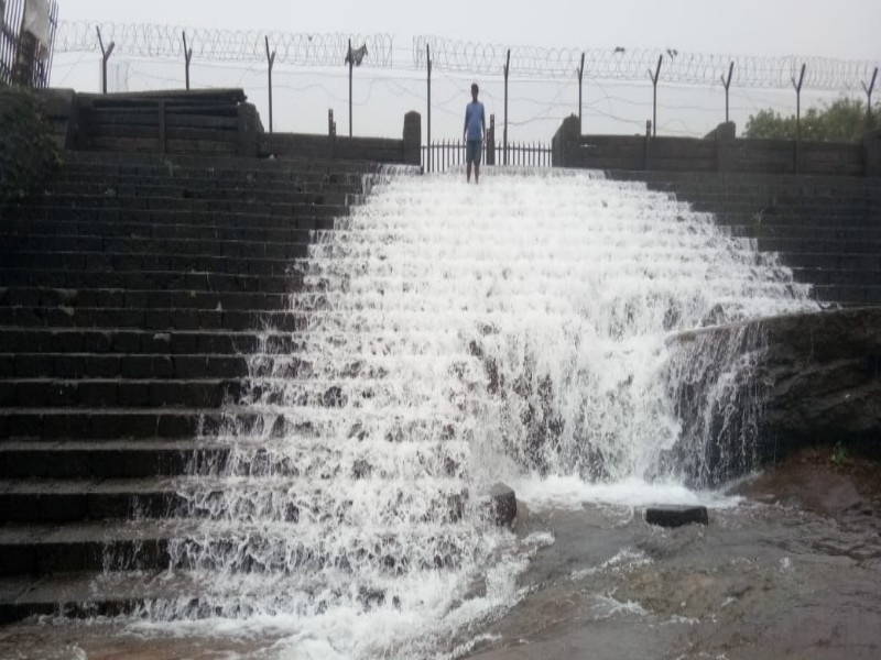 'Bhushi Dam Overflow' a special attraction for rainy tourists in Lonavla | लोणावळा येथील पावसाळी पर्यटकांचे खास आकर्षण असलेले 'भुशी धरण ओव्हरफ्लो'