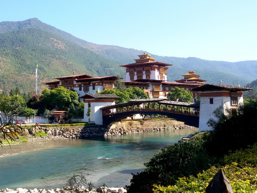 10 Reasons Why Tiny Bhutan Stands Out From The Rest Of The World | 'या' १० कारणांमुळे छोटासा भूतान ठरतो जगातला सगळ्यात वेगळा देश!