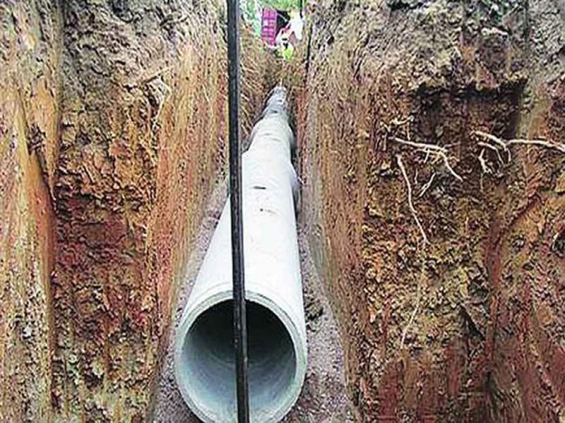 Parbhani's groundwater drainage scheme hangs out | परभणीची भुयारी गटार योजना लटकली
