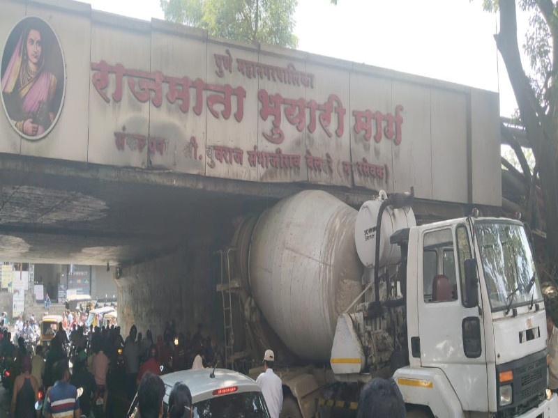 Rajmata subway choked Huge traffic jam due to RMC truck getting stuck | राजमाता भुयारी मार्गाचा श्वास गुदमरला; आरएमसी ट्रक अडकल्याने प्रचंड वाहतूककोंडी