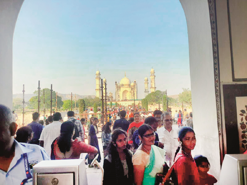 Peak of tourist crowd, 'Dakkhan ka Taj' bibi ka maqbara 50 thousand, Daulatabad fort 30 thousand tourists visited during the day | पर्यटन राजधानी फुलली, दिवसभरात ५० हजार पर्यटकांनी न्याहाळले ‘दख्खन का ताज’चे सौंदर्य