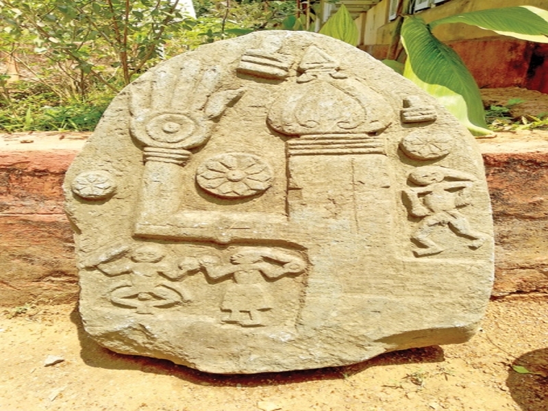 The 17th Century rare Satishkil found in Vasco | वास्कोत सापडले 17व्या शतकातील दुर्मिळ सतीशिल्प