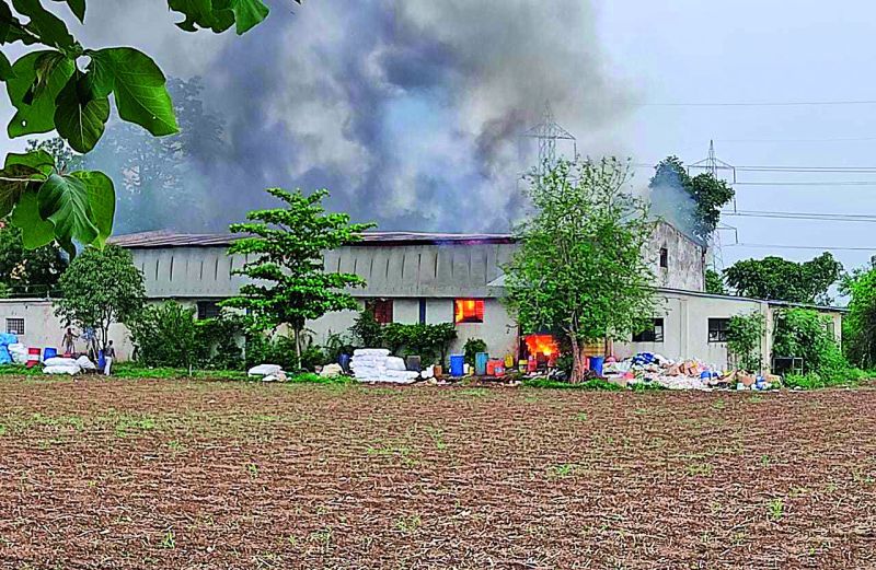 Fire at chemical fertilizer company: Loss of lakhs of rupees | रासायनिक खताच्या कंपनीला आग : लाखाे रुपयांचे नुकसान 