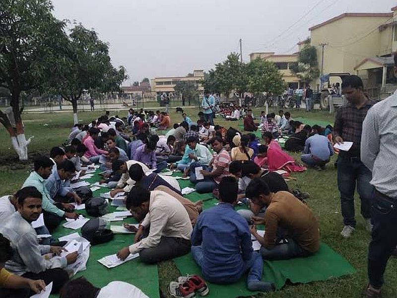 poll of open education system in bihar graduation students took the exam by sitting on the ladder | पायऱ्यांवर आणि बागेत बसून हजारो विद्यार्थ्यांनी दिली परीक्षा