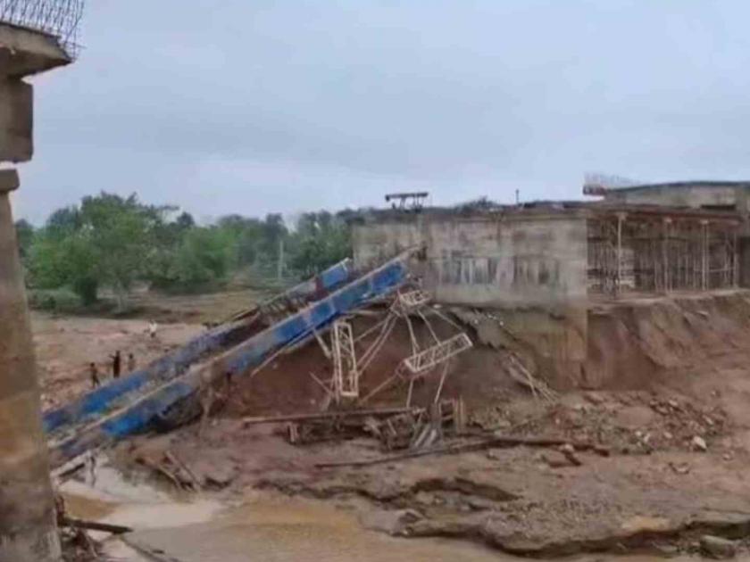 After Bihar, an under-construction bridge collapsed in Jharkhand; As the pillar collapsed, the girder broke and fell into the river | बिहारपाठोपाठ झारखंडमध्येही निर्माणाधीन पूल जमीनदोस्त झाला; पिलर कोसळल्याने गर्डर तुटून नदीत पडला