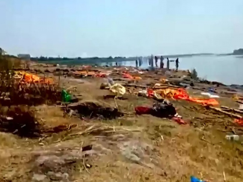 CoronaVirus News in Bihar Over 150 dead bodies reported of COVID fatalities dumped in Ganga | CoronaVirus News: गंगेच्या घाटांवर कोरोना रुग्णांच्या मृतदेहांचा खच; परिसरात एकच खळबळ
