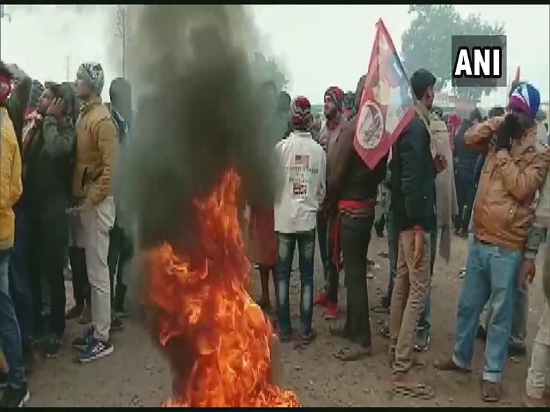 CAA Protest: Rail, bus traffic affected in parts of Bihar; Uttar Pradesh schools, colleges call for holiday | CAA Protest : देशात संतापाची लाट कायम; उत्तर प्रदेशात शाळा-महाविद्यालयांना सुट्टी, बिहार बंदची हाक