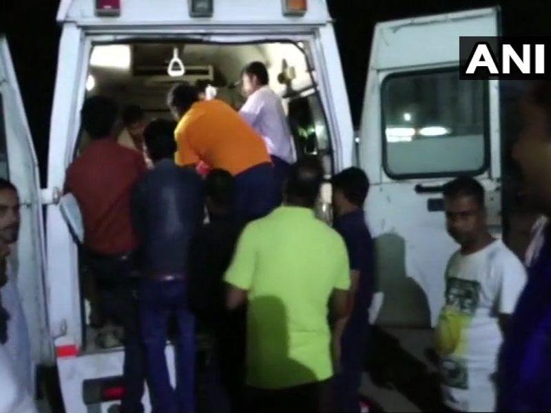 One student dead 20 injured in bus truck collision in bihars aurangabad | बिहारमध्ये शाळेच्या बसला अपघात; एका विद्यार्थ्याचा मृत्यू, 20 जखमी