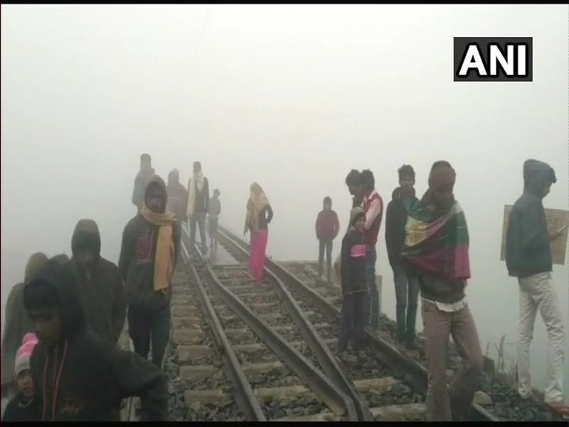 Four dead after being run over by a train in Bihar's Siwan. | बिहारमध्ये ट्रेनच्या धडकेत चार जणांचा जागीच मृत्यू