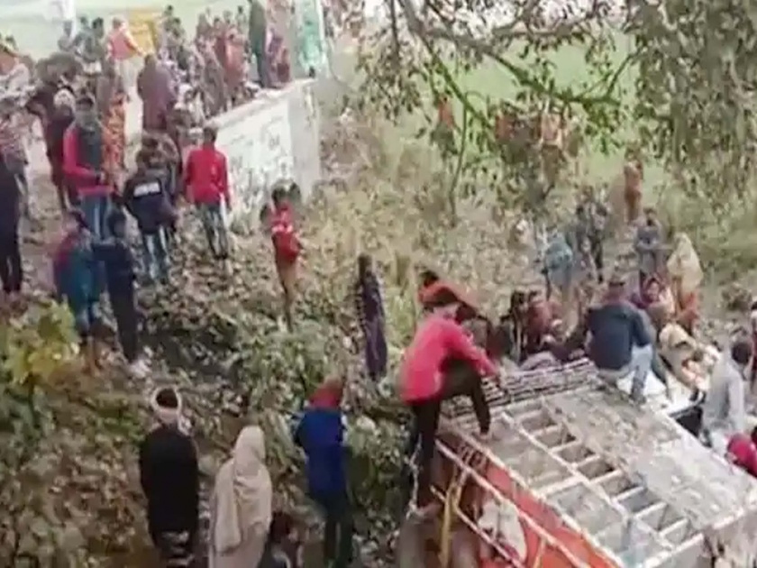 in bihar police took 5 minutes to reach by then 300 chickens were looted by mob | कोंबड्यांनी भरलेला ट्रक खड्ड्यात उलटला; ५ मिनिटांत ग्रामस्थांनी ३०० कोंबड्या पळवल्या