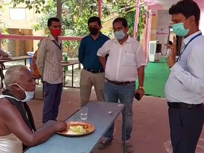 How Officer Says People All Is Okay Just Before Cm Nitish Kumar Virtual Tour Vaishali Community Kitchen | मुख्यमंत्र्यांचे गोडवे गाण्यासाठी अधिकाऱ्यांची तयारी; कार्यक्रमाआधी सामान्यांची शिकवणी