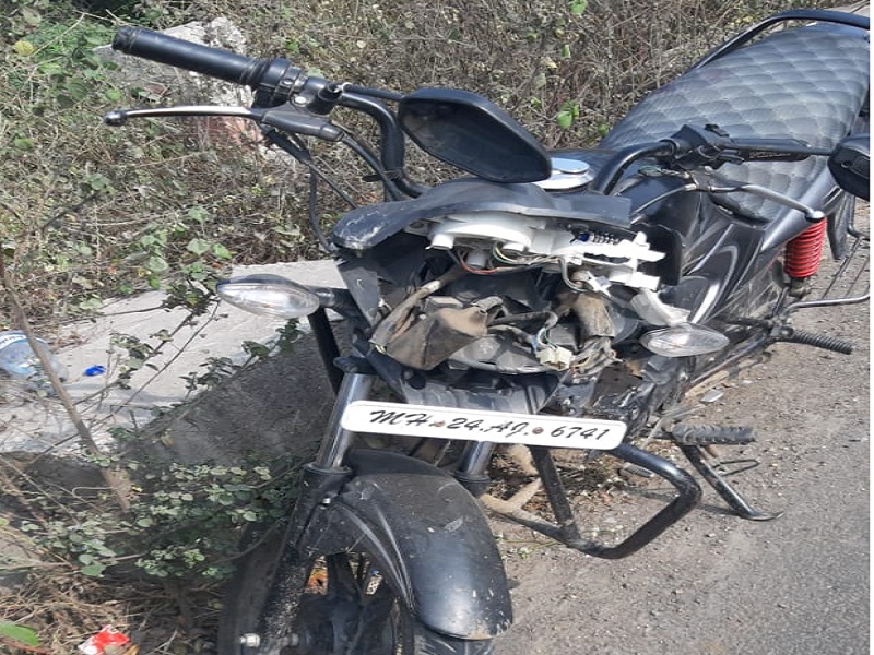 The ash tipper, who transported the ashes, crushed the two-wheeler In Parali | राखेची वाहतूक करणाऱ्या भरधाव टिप्परने दुचाकीस्वारास चिरडले