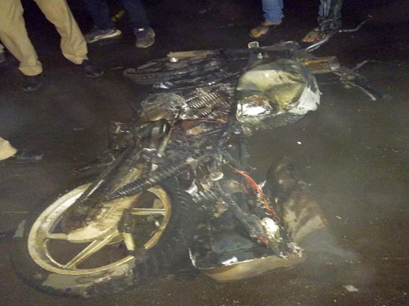 Beat Marshall cops hit two-wheeler; Vehicles explode | बीट मार्शल पोलिसांच्या दुचाकीला धडक; वाहनांचा उडाला भडका