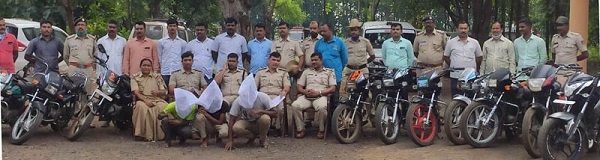 Two-wheeler theft gang in police custody | दुचाकींची चोरी करणारी टोळी पोलिसांच्या ताब्यात