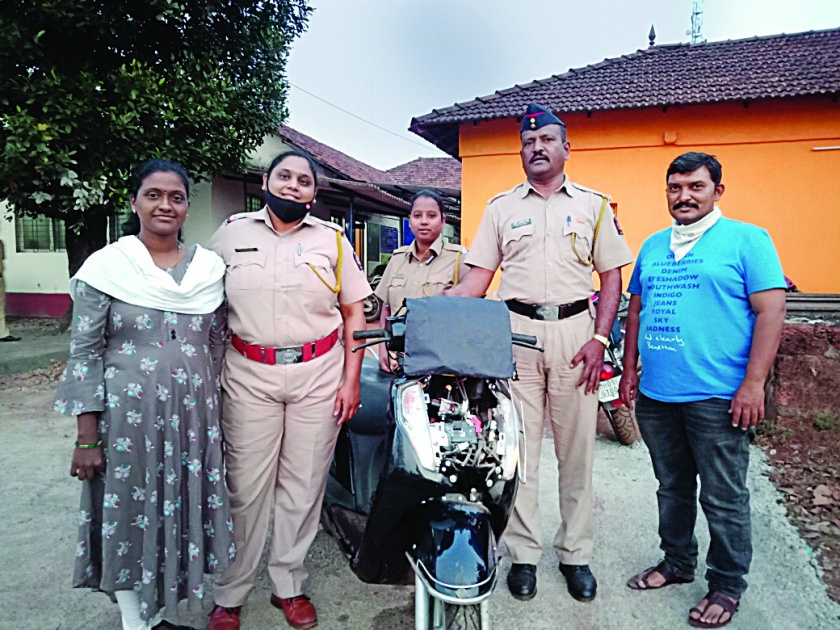The stolen two-wheeler was found in Kolhapur after 11 months | कोल्हापूर येथील चोरीला गेलेली दुचाकी ११ महिन्यांनी सापडली