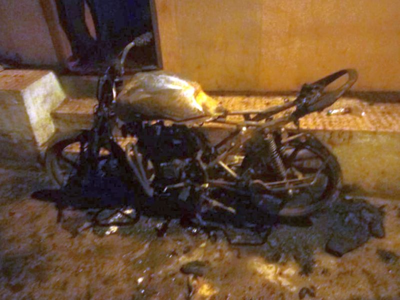 Cidco was hit by a bike | सिडकोला पेट्रोल टाकुन दुचाकी पेटविली