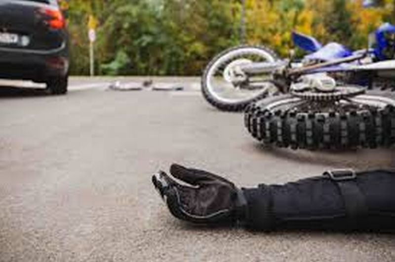 Two-wheeler rider killed in accident near Khamgaon | नालीवर आदळून दुचाकीस्वार ठार 